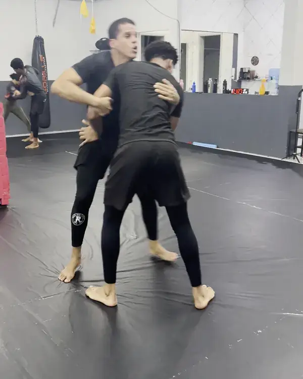 Dois alunos treinando sem kimono, em pé, na semana de No-Gi