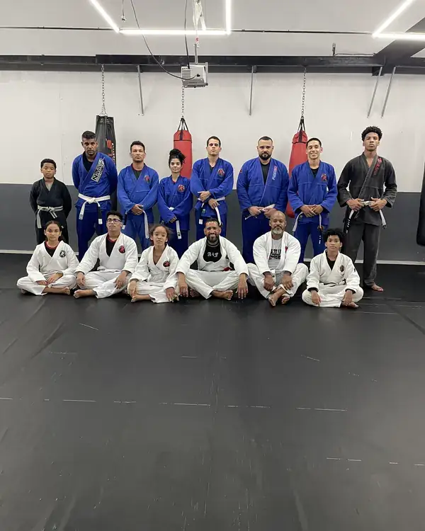Turma de adulto reunida no fim da aula