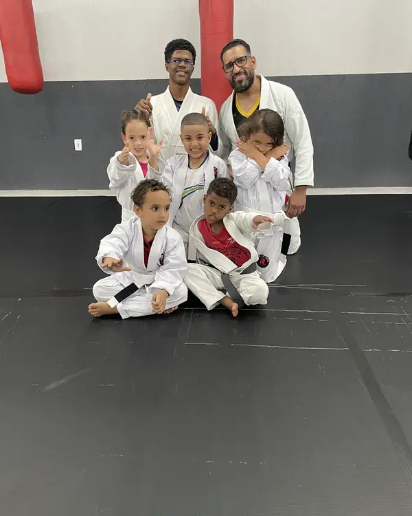 Turma Baby reunida no tatame com dois professores
