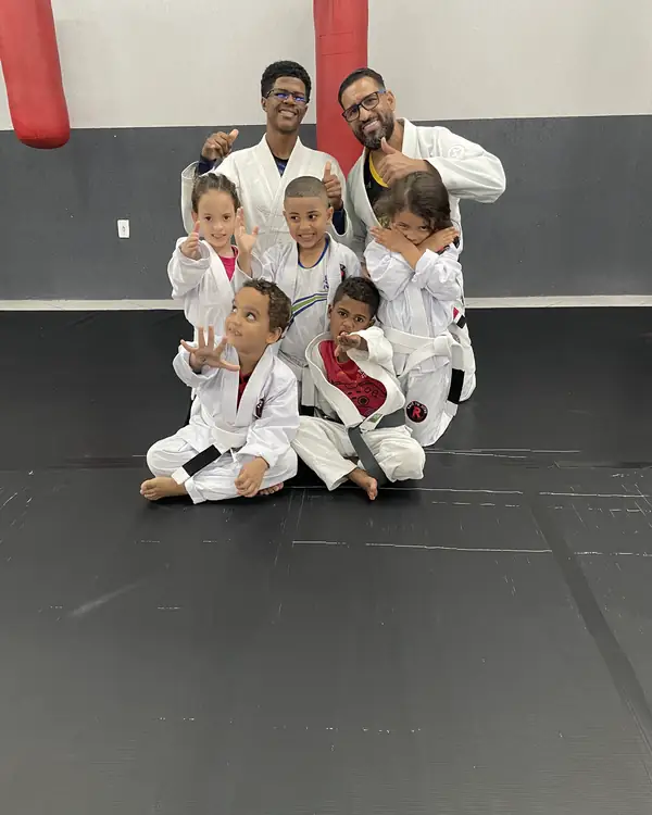 Crianças da turma Baby posando no fim da aula