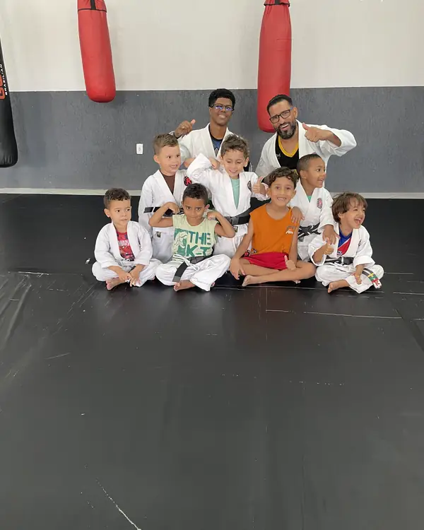 Turma de crianças pequenas reunida depois do treino