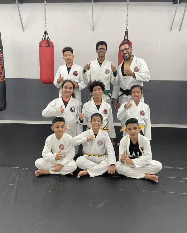 Alunos da turma Kids reunidos no fim da aula