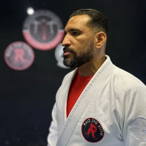 Professor Ricardo Paixão de kimono, no tatame da escola